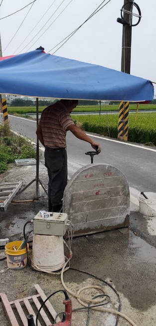 台南開水溝孔洞, 台南道路切割, 台南水溝蓋開孔, 台南人孔蓋開口